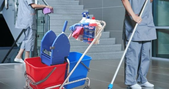 Efektywne i ergonomiczne sprzątanie: wózki sprzątające